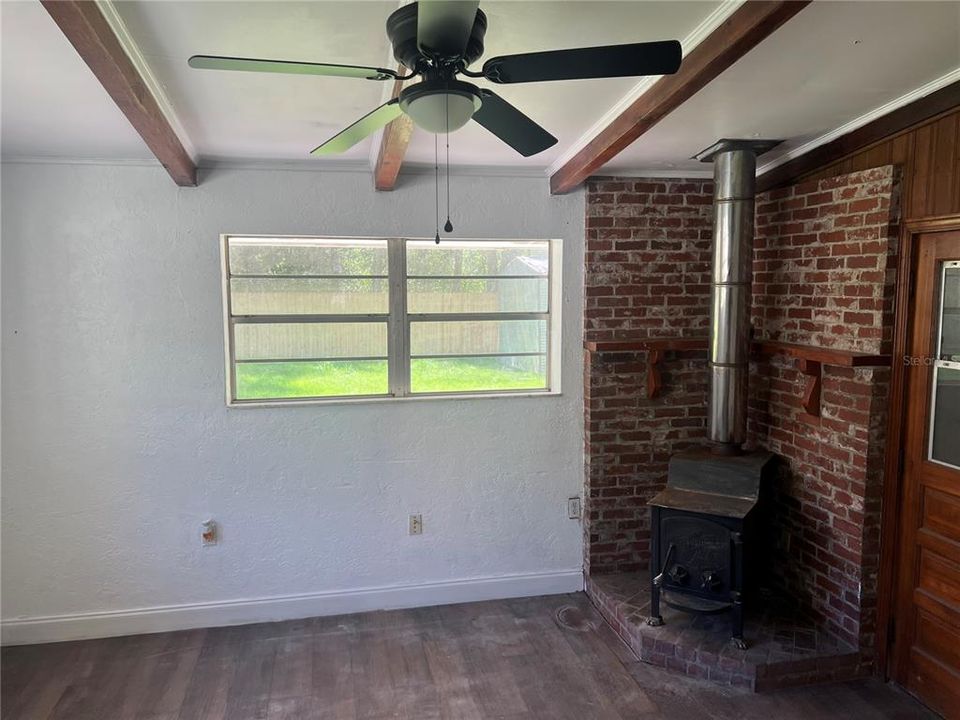 Activo con contrato: $199,000 (3 camas, 1 baños, 1318 Pies cuadrados)