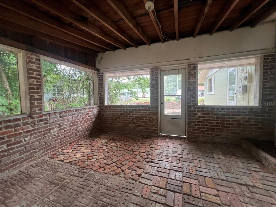 Activo con contrato: $199,000 (3 camas, 1 baños, 1318 Pies cuadrados)