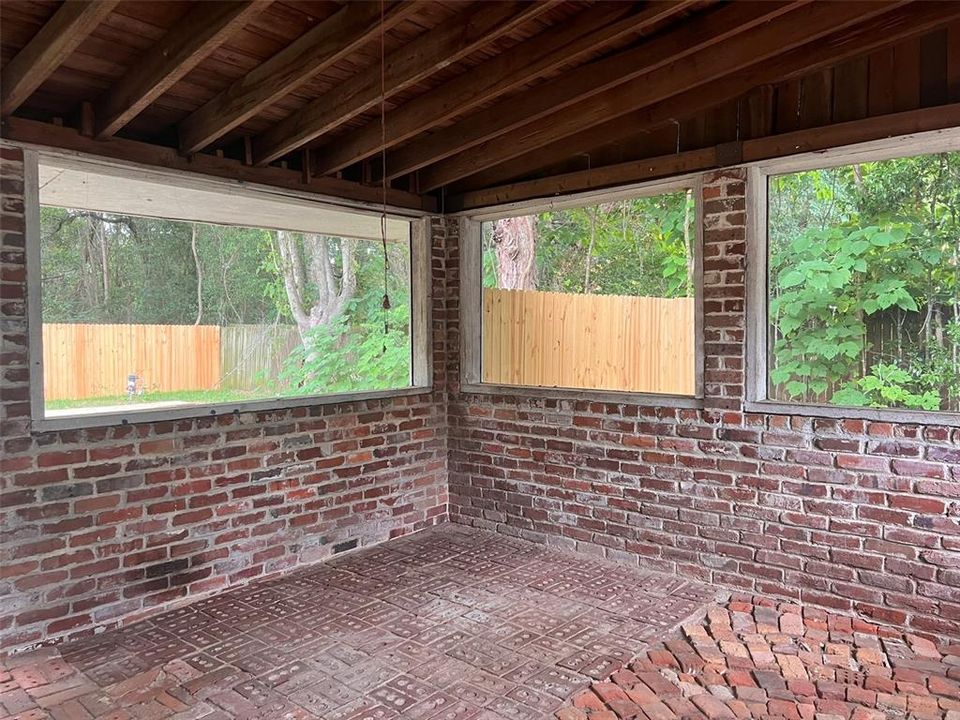 Activo con contrato: $199,000 (3 camas, 1 baños, 1318 Pies cuadrados)