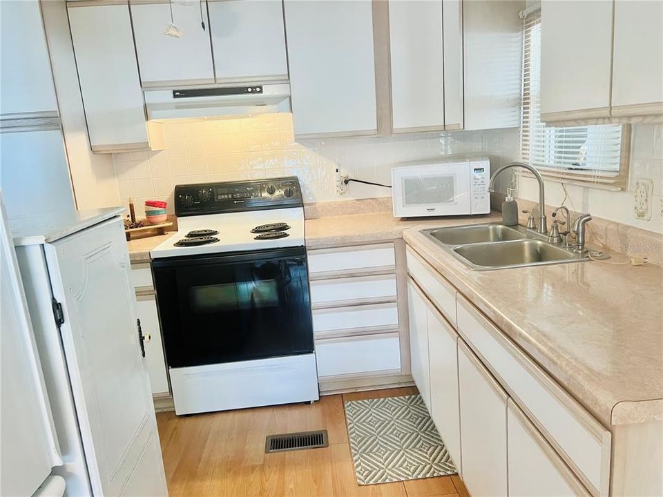 For Sale: $144,900 (2 beds, 2 baths, 959 Square Feet)