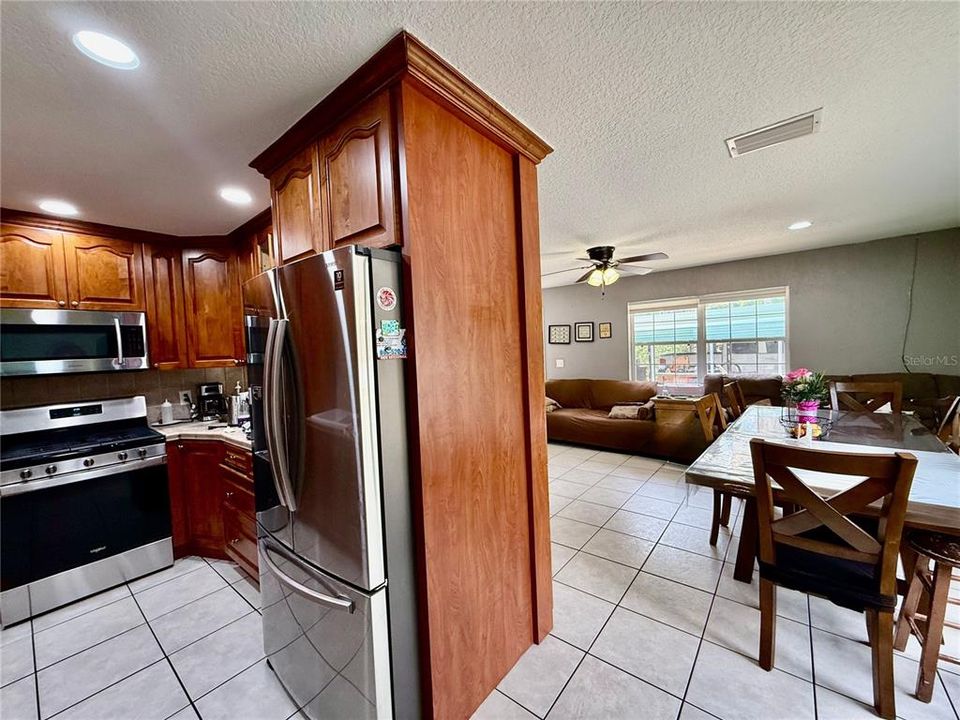 For Sale: $245,000 (3 beds, 2 baths, 1200 Square Feet)