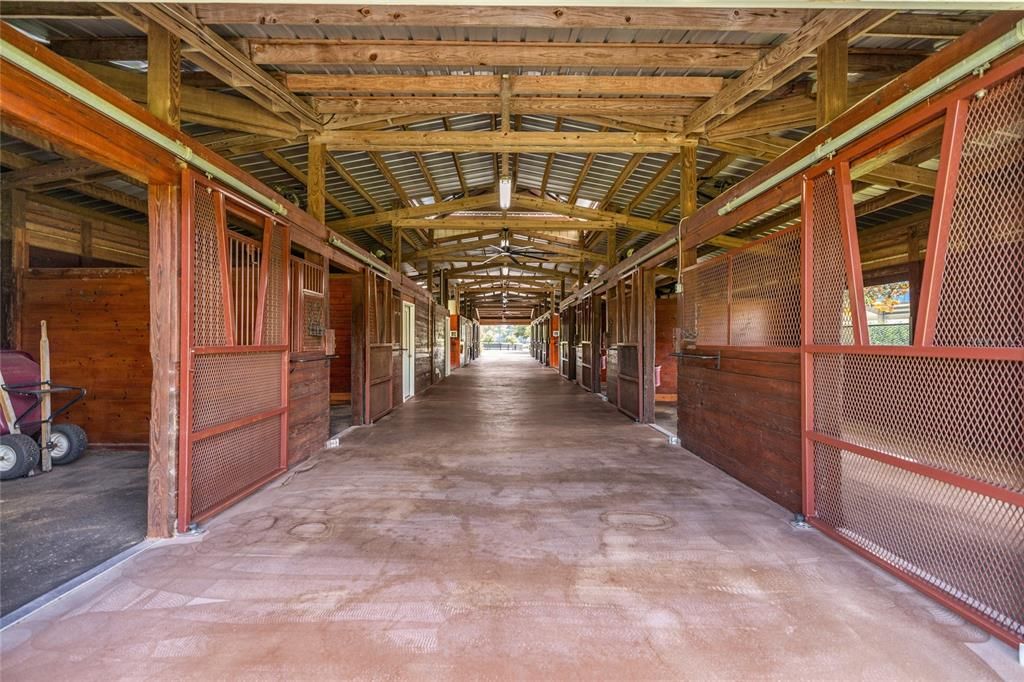 For Sale: $2,750,000 (2 beds, 1 baths, 885 Square Feet)