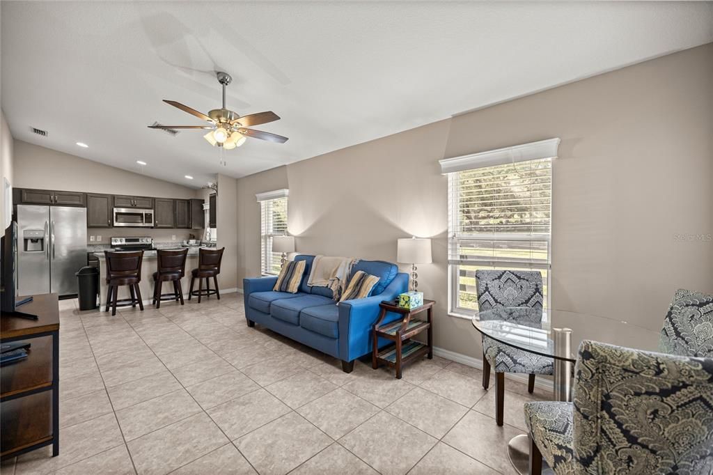 For Sale: $2,750,000 (2 beds, 1 baths, 885 Square Feet)