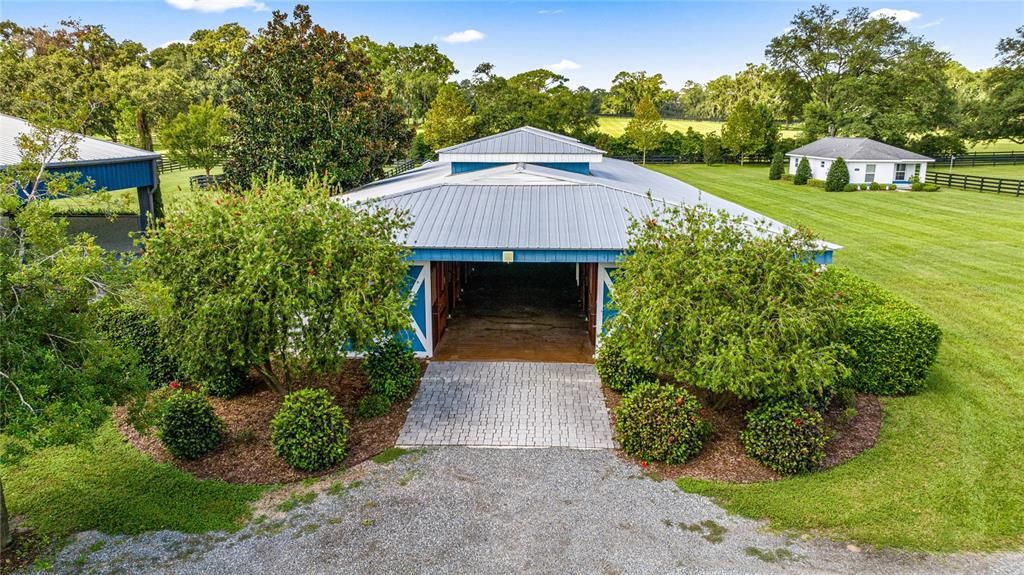 For Sale: $2,750,000 (2 beds, 1 baths, 885 Square Feet)