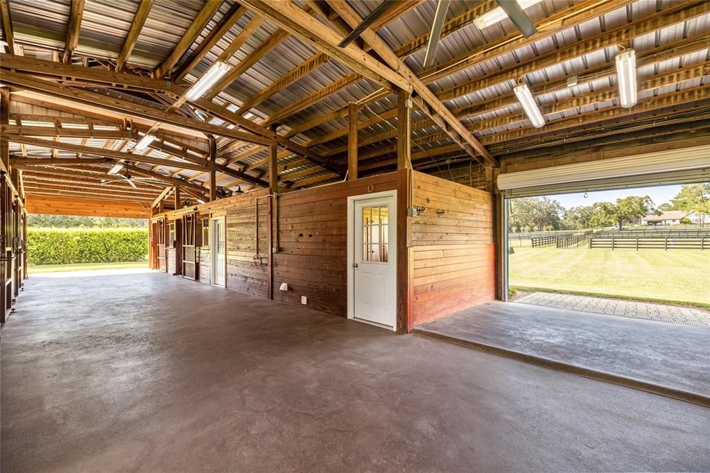 For Sale: $2,750,000 (2 beds, 1 baths, 885 Square Feet)