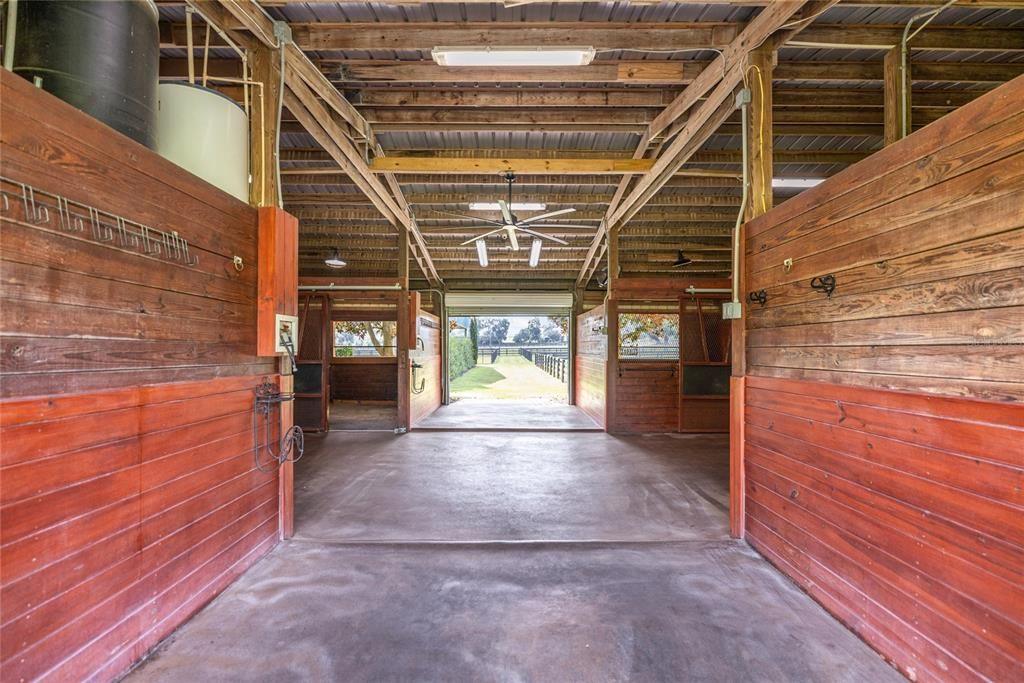 For Sale: $2,750,000 (2 beds, 1 baths, 885 Square Feet)