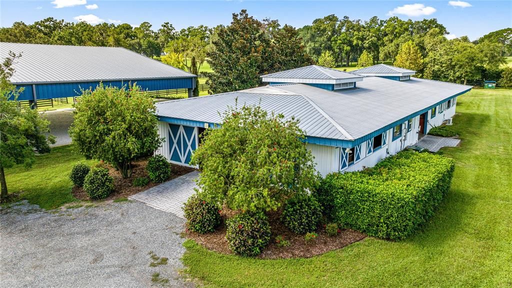 For Sale: $2,750,000 (2 beds, 1 baths, 885 Square Feet)