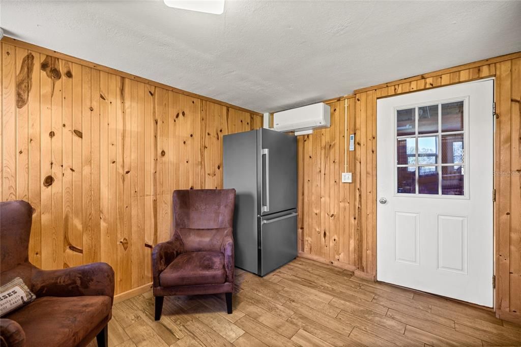 For Sale: $2,750,000 (2 beds, 1 baths, 885 Square Feet)