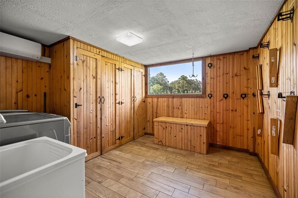 For Sale: $2,750,000 (2 beds, 1 baths, 885 Square Feet)