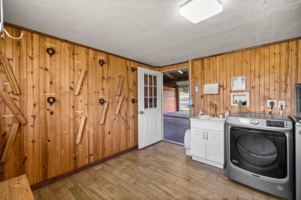 For Sale: $2,750,000 (2 beds, 1 baths, 885 Square Feet)