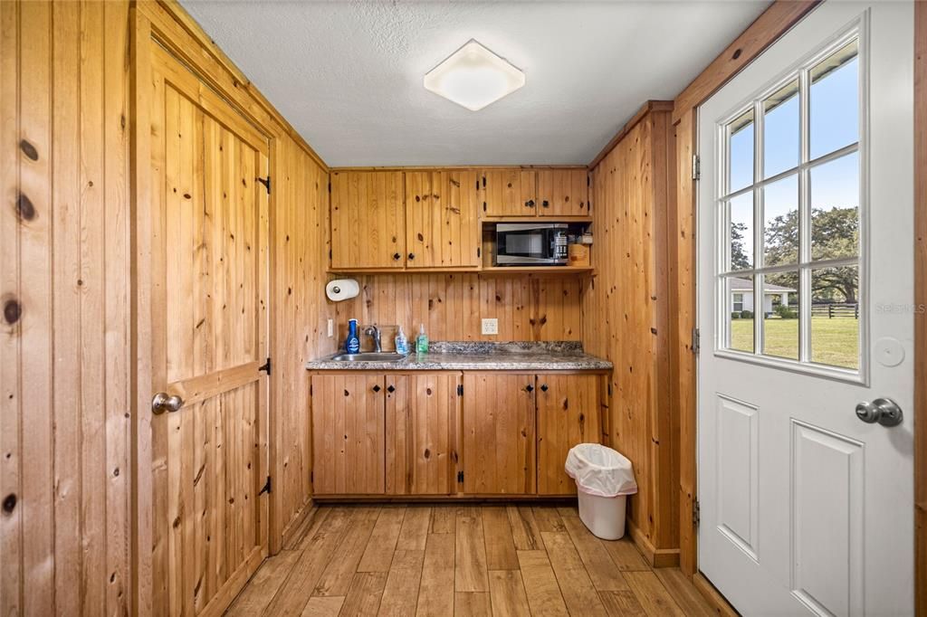 For Sale: $2,750,000 (2 beds, 1 baths, 885 Square Feet)