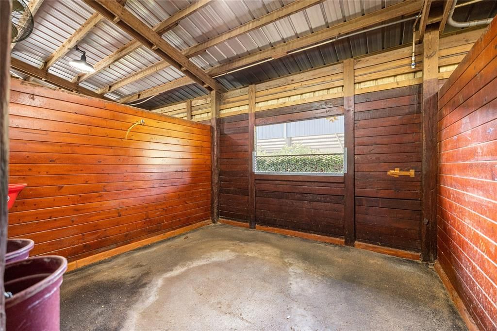 For Sale: $2,750,000 (2 beds, 1 baths, 885 Square Feet)