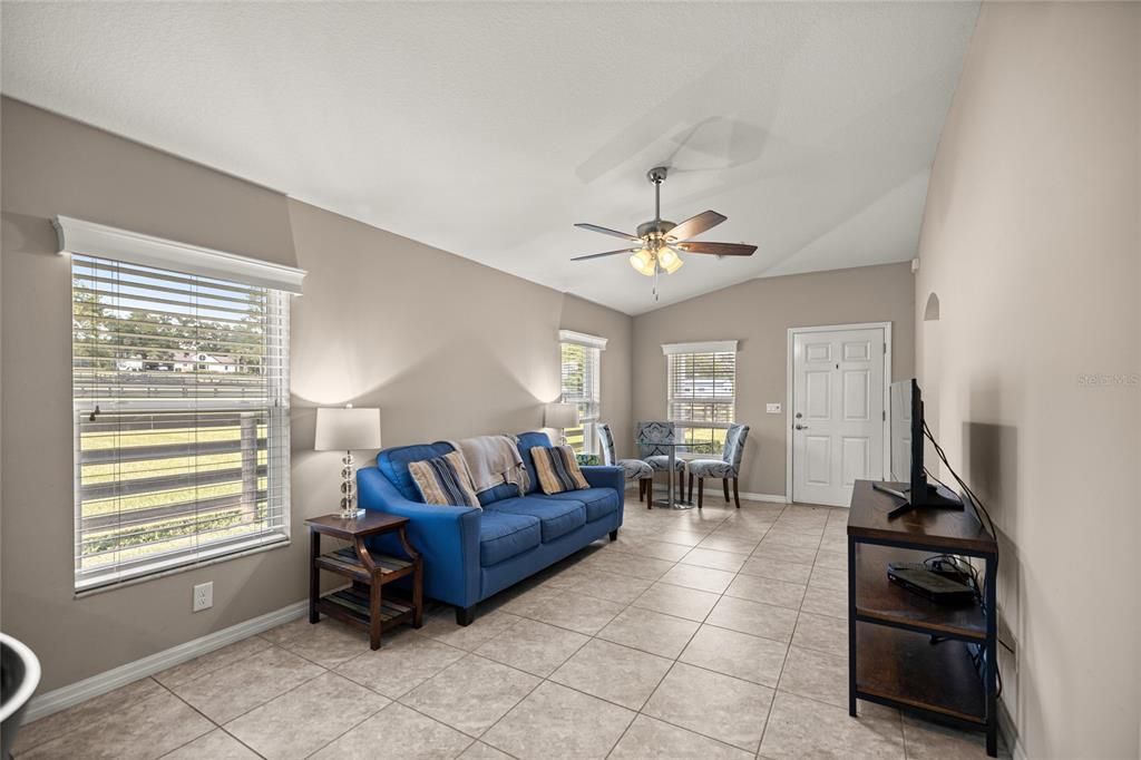 For Sale: $2,750,000 (2 beds, 1 baths, 885 Square Feet)