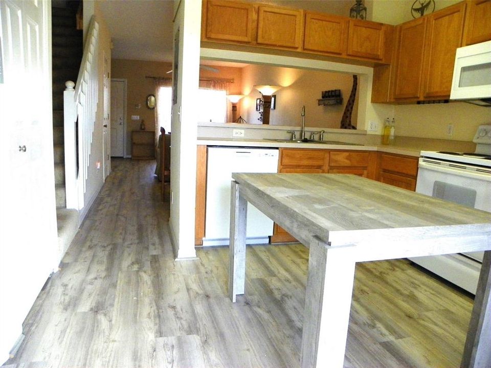 Под контрактом: $215,000 (2 спален, 2 ванн, 1080 Квадратных фут)