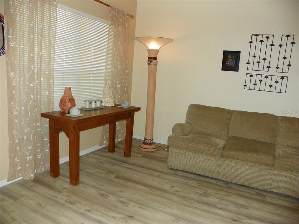 Под контрактом: $215,000 (2 спален, 2 ванн, 1080 Квадратных фут)