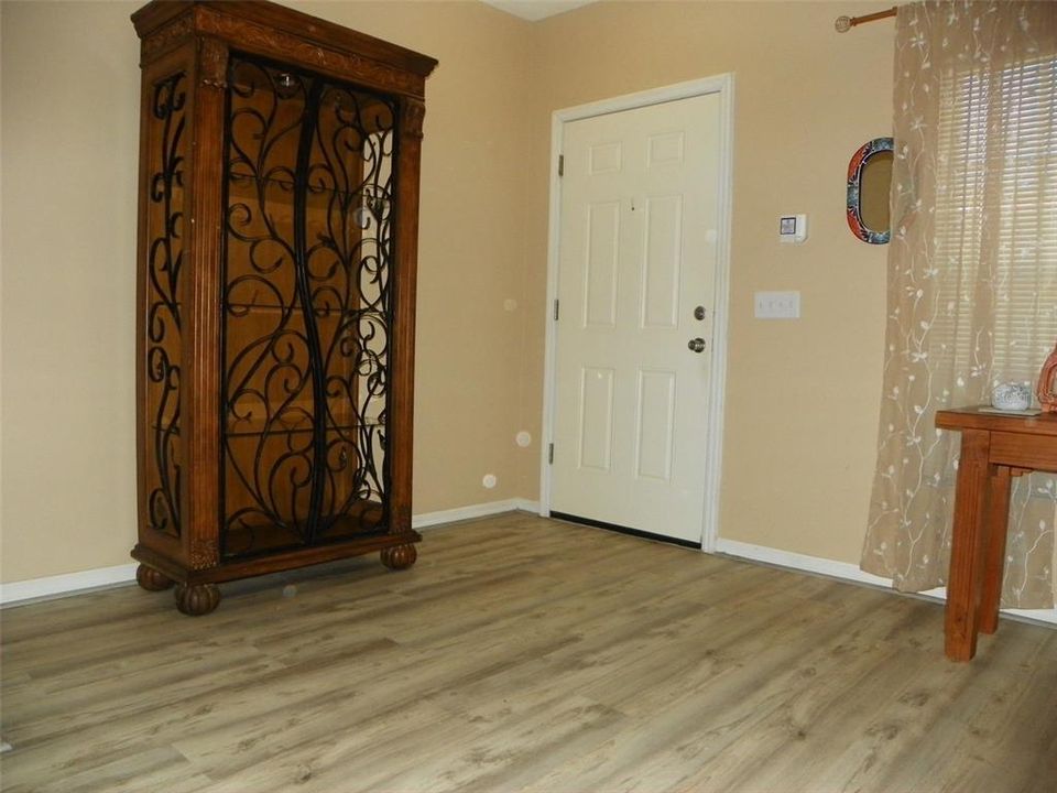 Под контрактом: $215,000 (2 спален, 2 ванн, 1080 Квадратных фут)