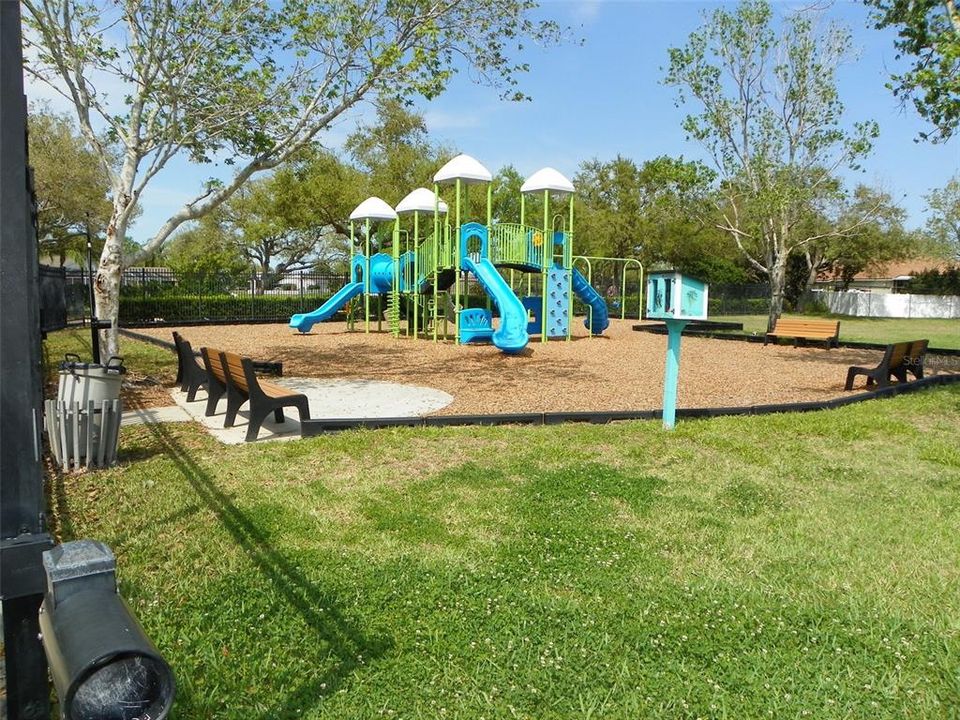 Под контрактом: $215,000 (2 спален, 2 ванн, 1080 Квадратных фут)