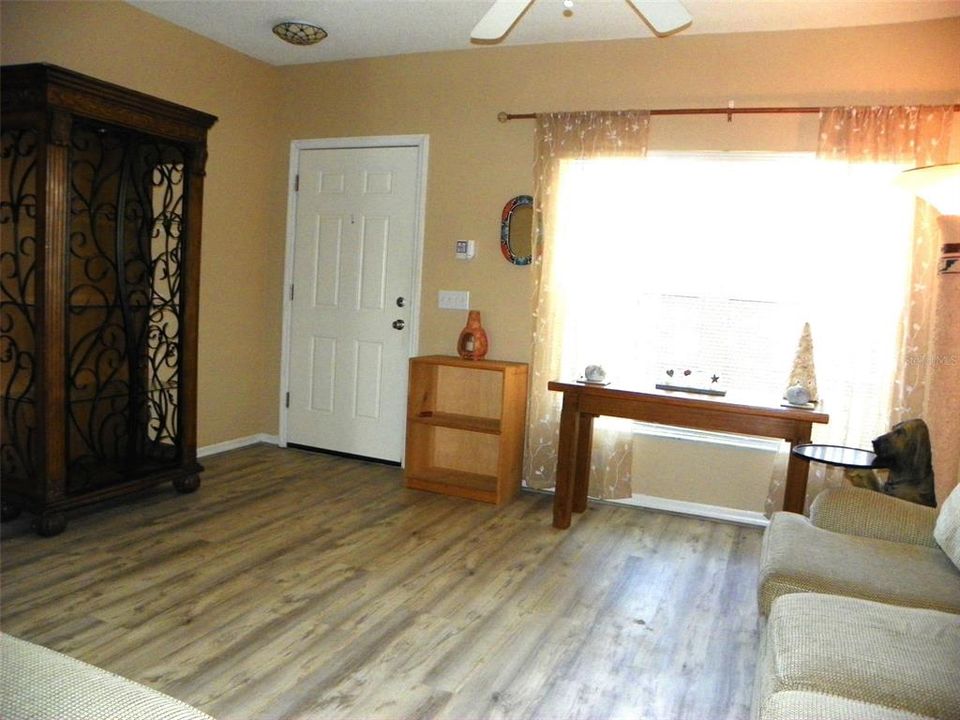 Под контрактом: $215,000 (2 спален, 2 ванн, 1080 Квадратных фут)