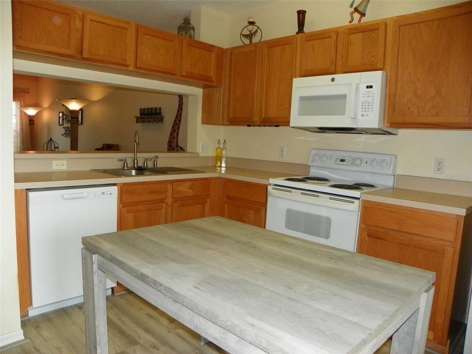 Под контрактом: $215,000 (2 спален, 2 ванн, 1080 Квадратных фут)