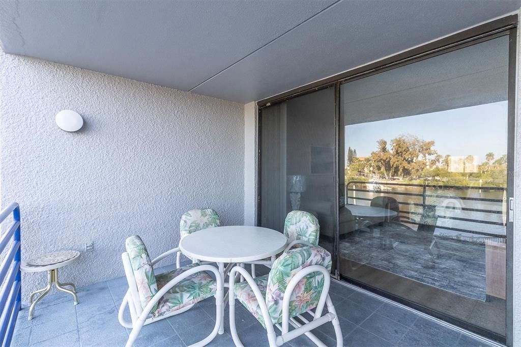 For Sale: $285,000 (2 beds, 2 baths, 1098 Square Feet)