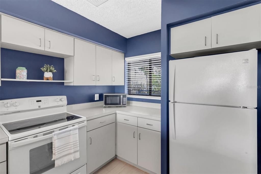 For Sale: $285,000 (2 beds, 2 baths, 1098 Square Feet)