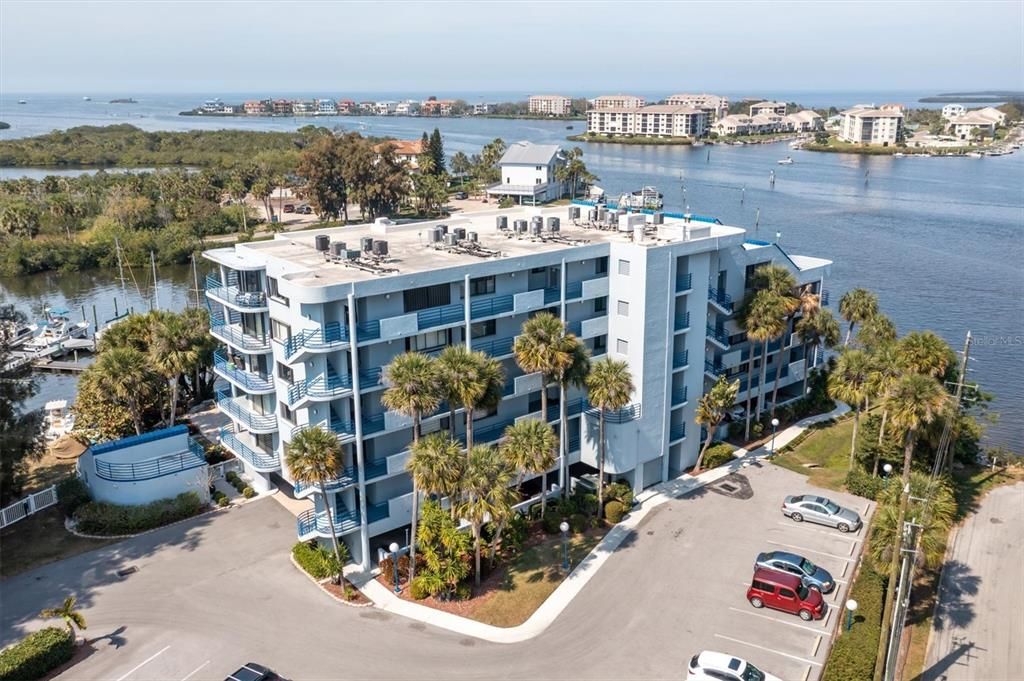 For Sale: $285,000 (2 beds, 2 baths, 1098 Square Feet)