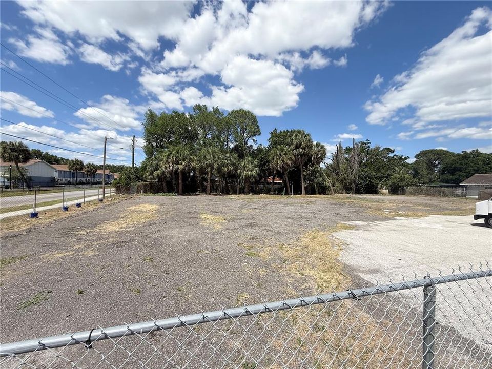 合同活跃: $350,000 (0.44 acres)