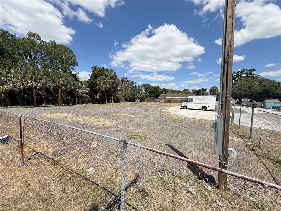 合同活跃: $350,000 (0.44 acres)
