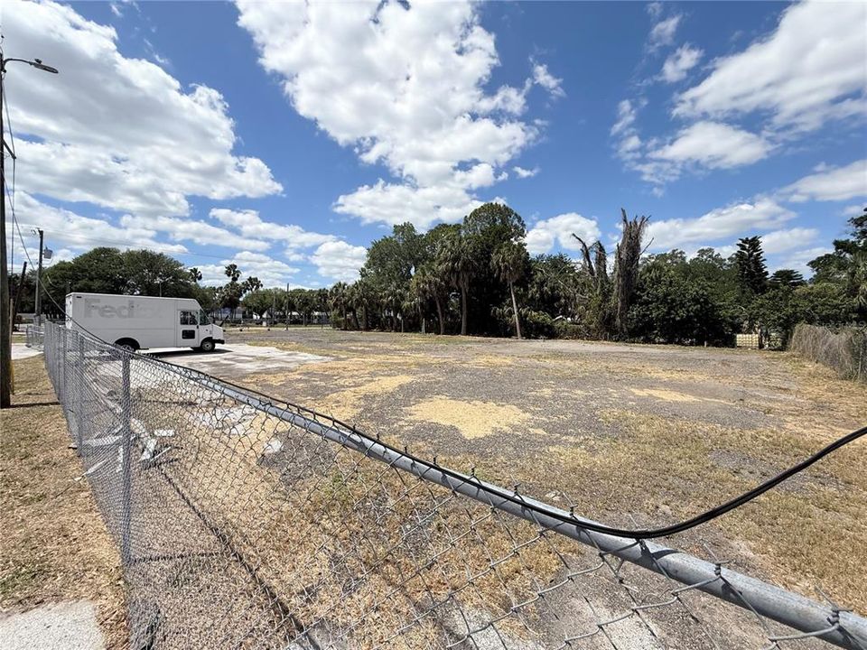 合同活跃: $350,000 (0.44 acres)