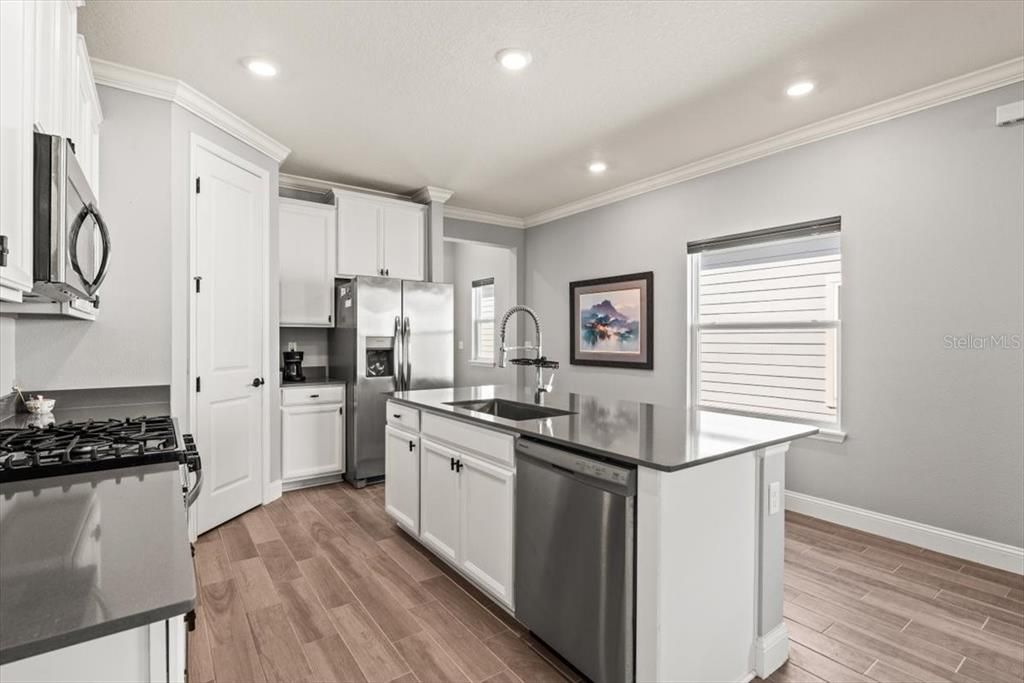 For Sale: $418,900 (2 beds, 2 baths, 1710 Square Feet)