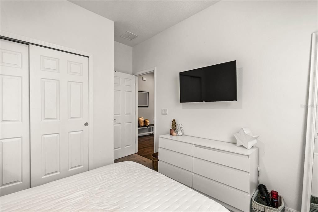 Activo con contrato: $429,000 (4 camas, 2 baños, 1839 Pies cuadrados)