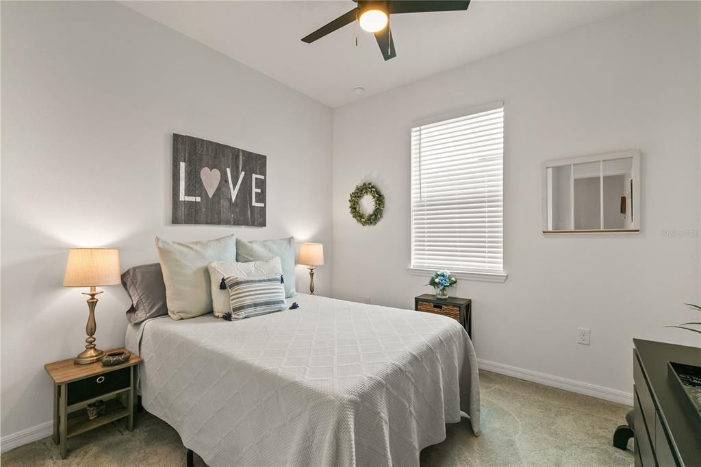 Activo con contrato: $429,000 (4 camas, 2 baños, 1839 Pies cuadrados)