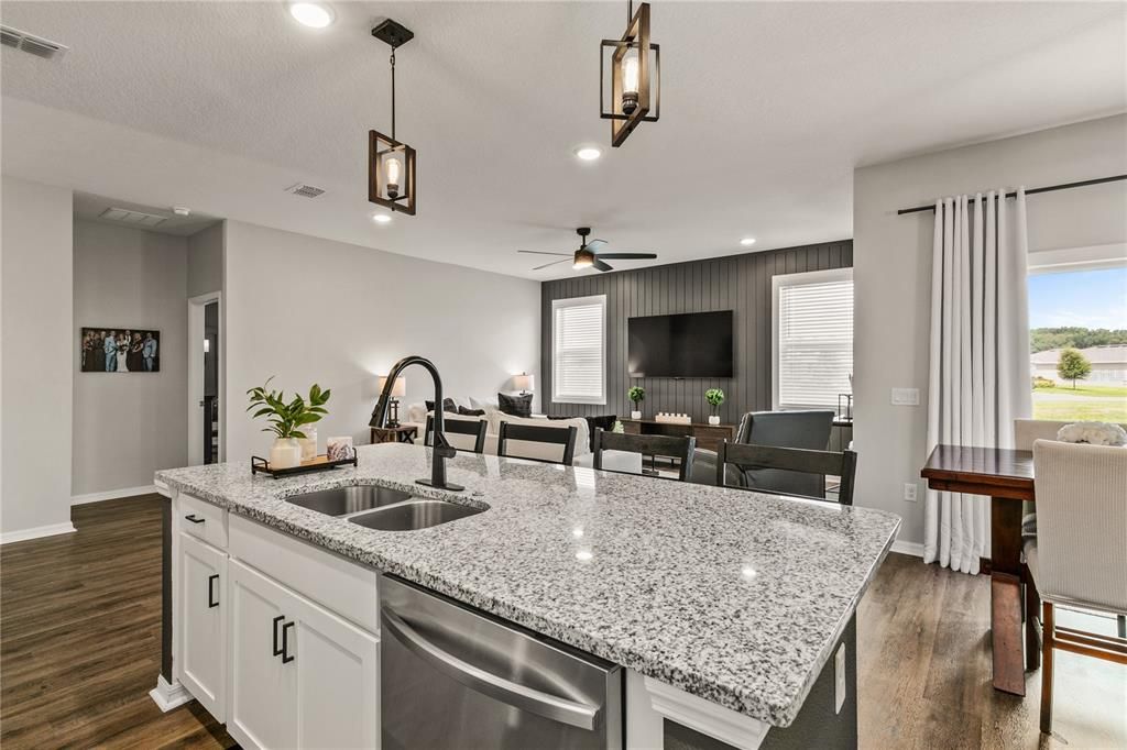 Activo con contrato: $429,000 (4 camas, 2 baños, 1839 Pies cuadrados)