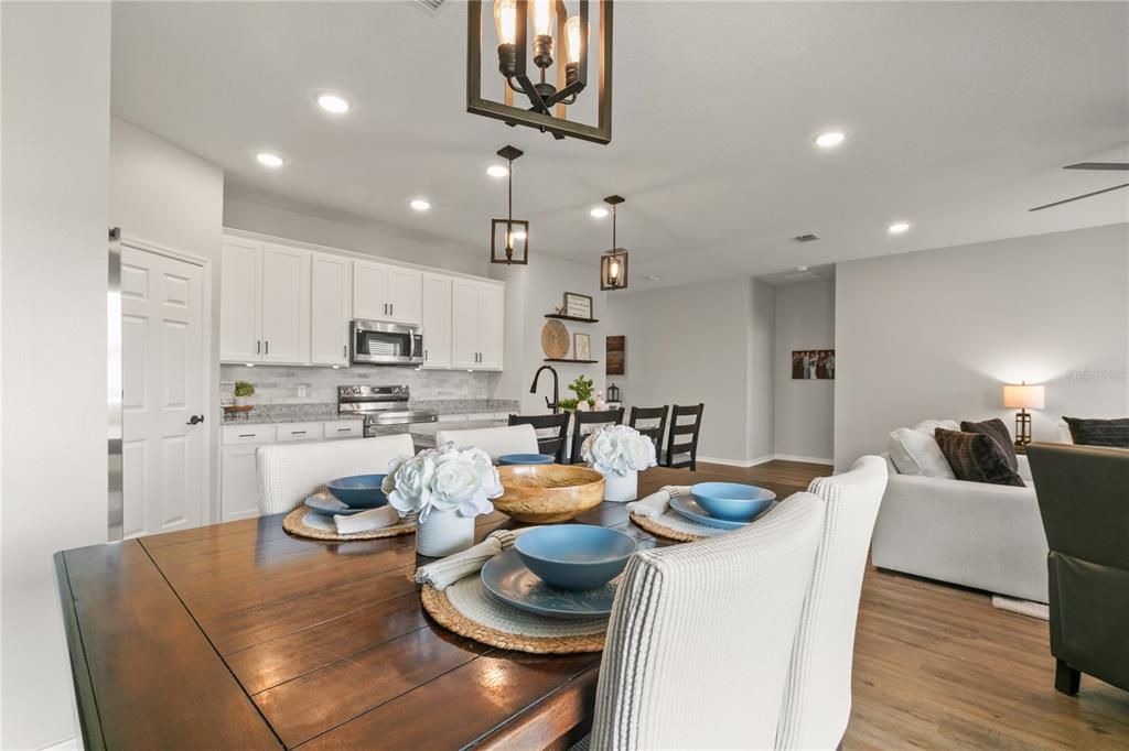 Activo con contrato: $429,000 (4 camas, 2 baños, 1839 Pies cuadrados)
