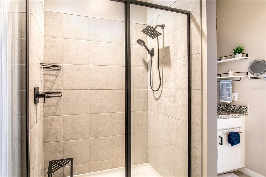Activo con contrato: $429,000 (4 camas, 2 baños, 1839 Pies cuadrados)