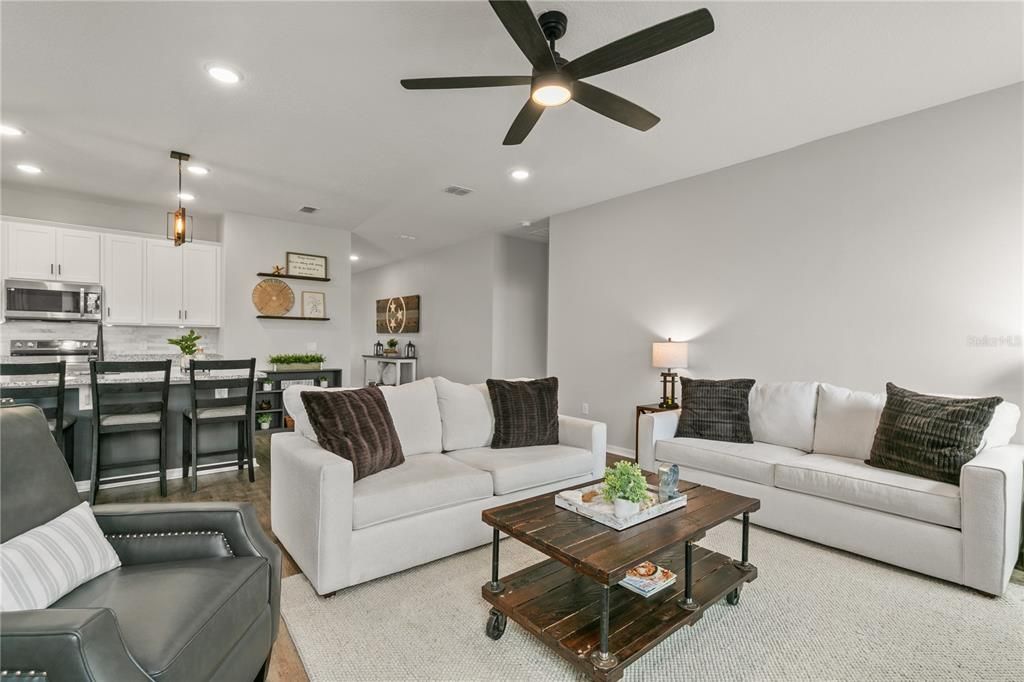Activo con contrato: $429,000 (4 camas, 2 baños, 1839 Pies cuadrados)