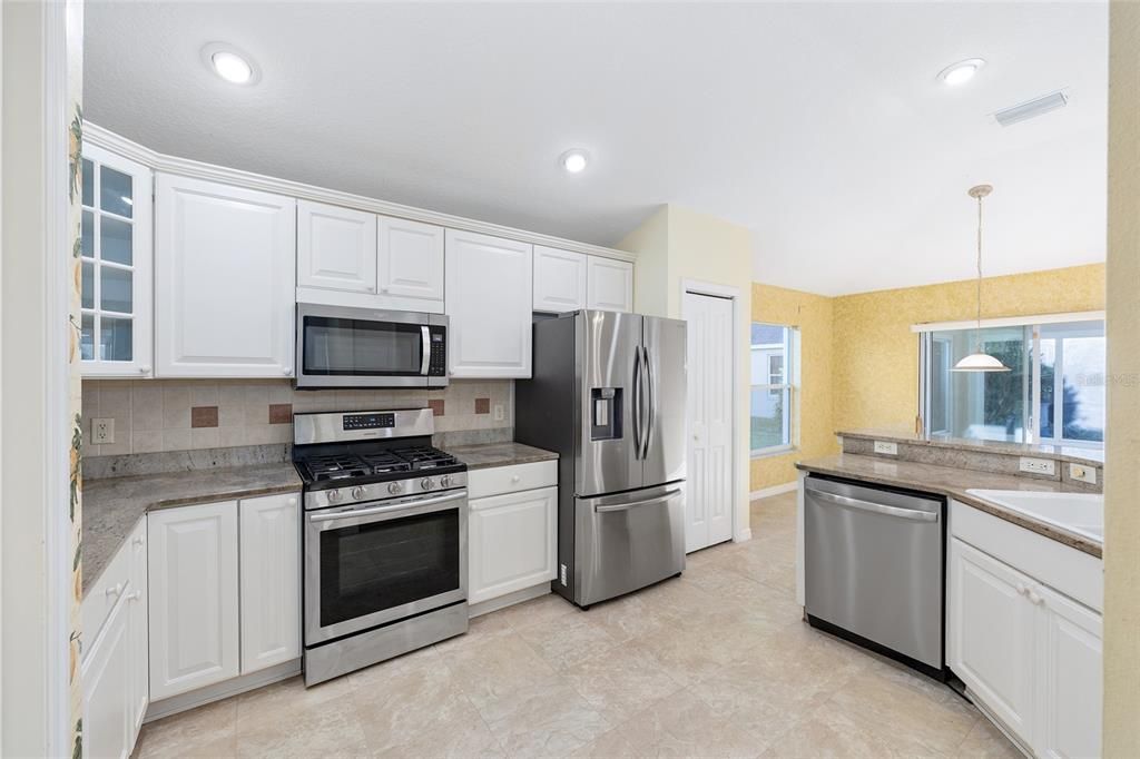 Active With Contract: $399,999 (3 beds, 2 baths, 2088 Square Feet)