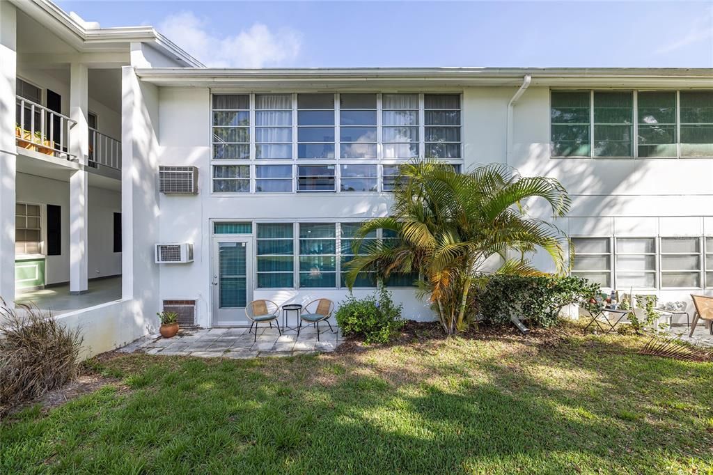 Active With Contract: $159,900 (2 beds, 2 baths, 970 Square Feet)