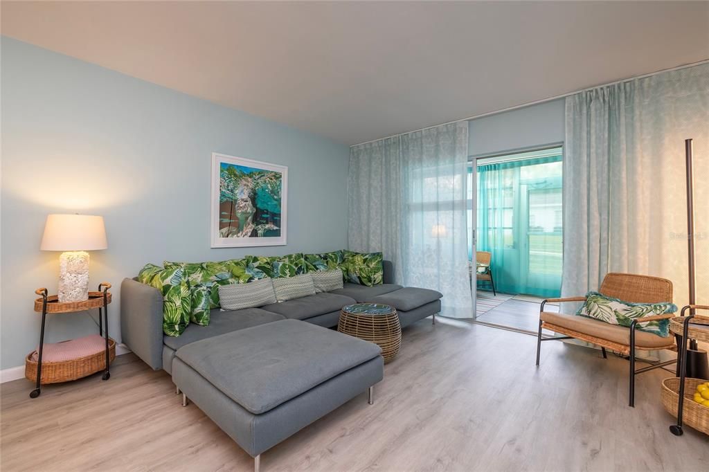 Active With Contract: $159,900 (2 beds, 2 baths, 970 Square Feet)