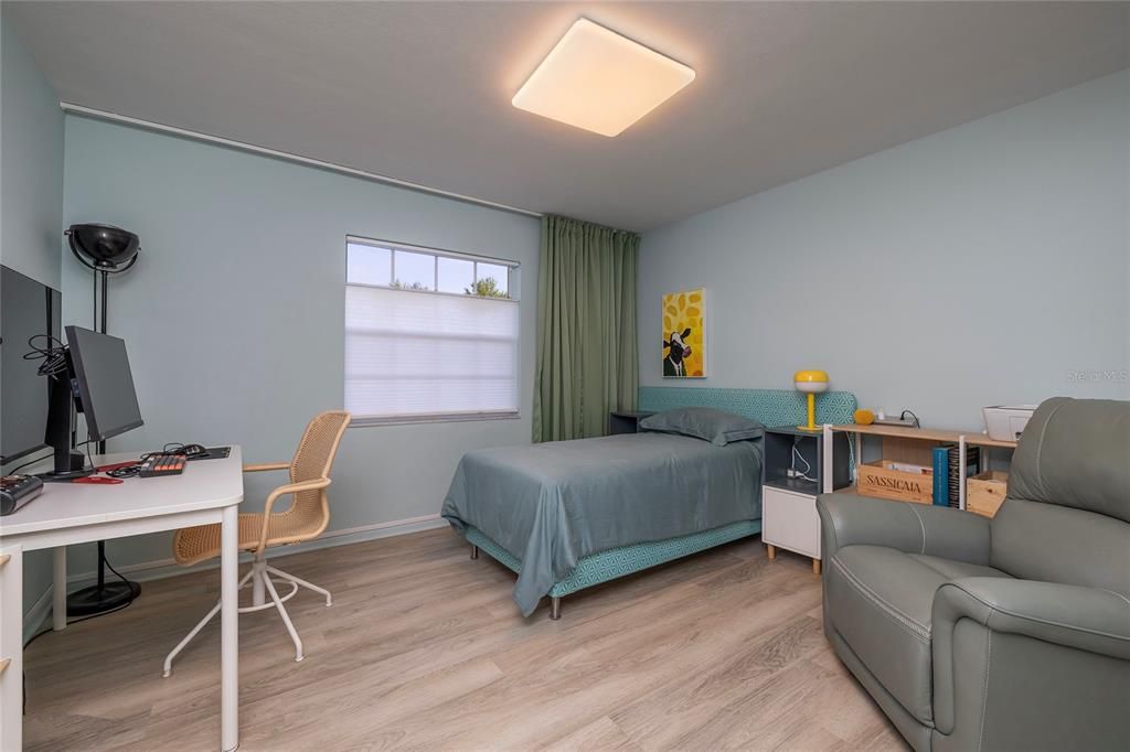 Active With Contract: $159,900 (2 beds, 2 baths, 970 Square Feet)