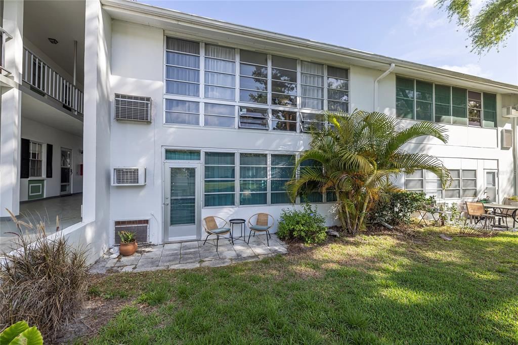Active With Contract: $159,900 (2 beds, 2 baths, 970 Square Feet)