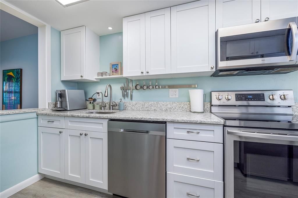 Active With Contract: $159,900 (2 beds, 2 baths, 970 Square Feet)