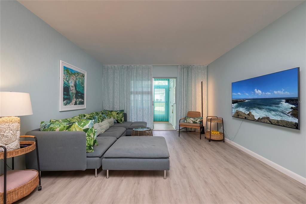 Active With Contract: $159,900 (2 beds, 2 baths, 970 Square Feet)