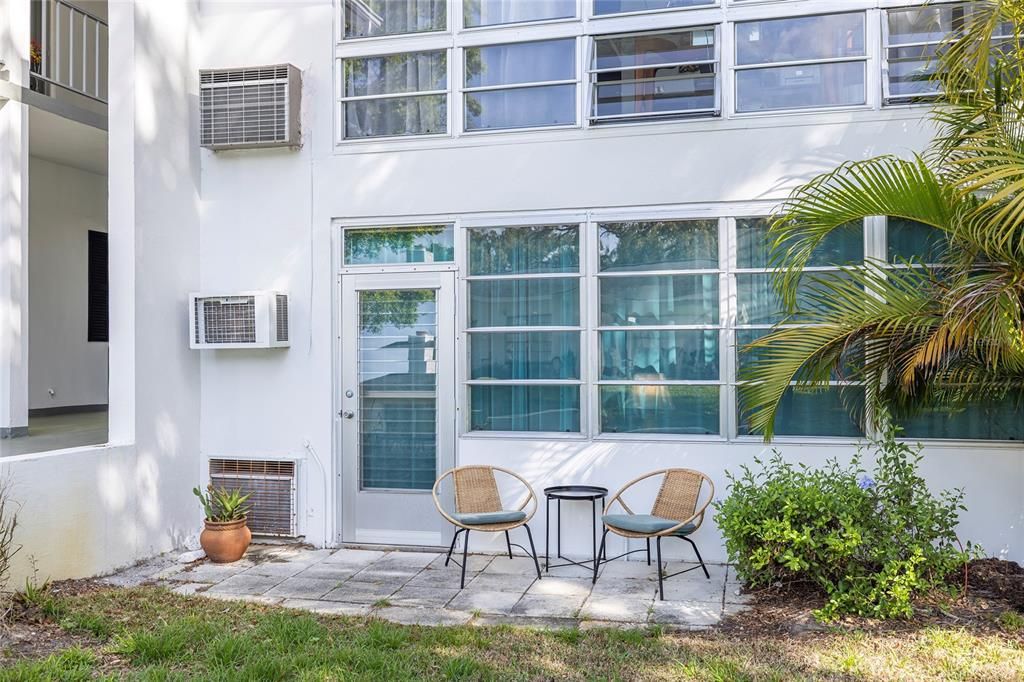 Active With Contract: $159,900 (2 beds, 2 baths, 970 Square Feet)