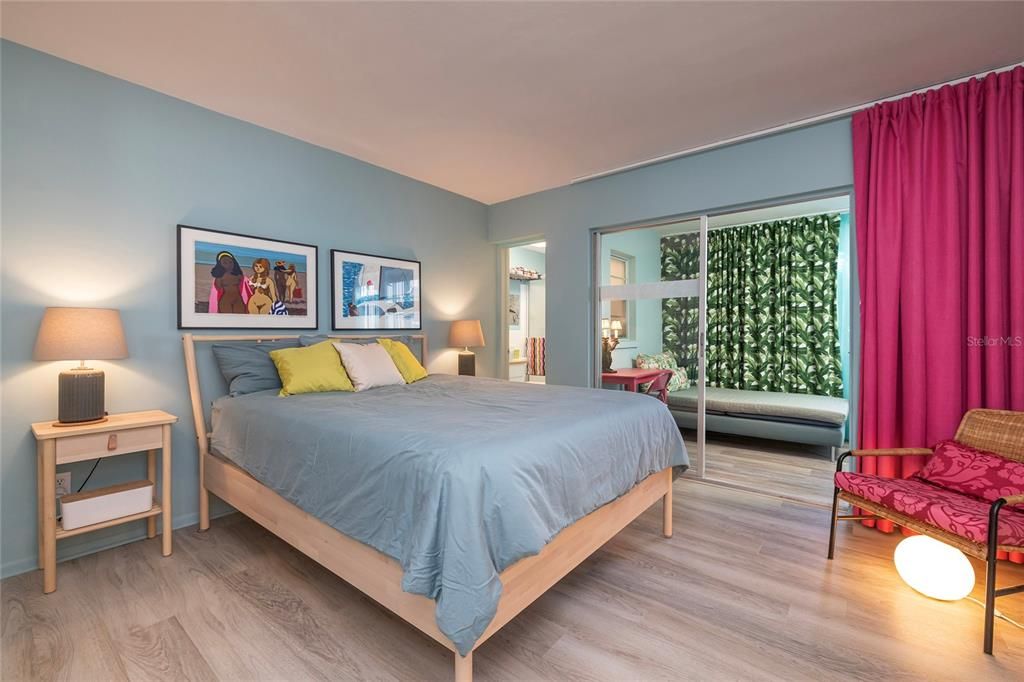 Active With Contract: $159,900 (2 beds, 2 baths, 970 Square Feet)