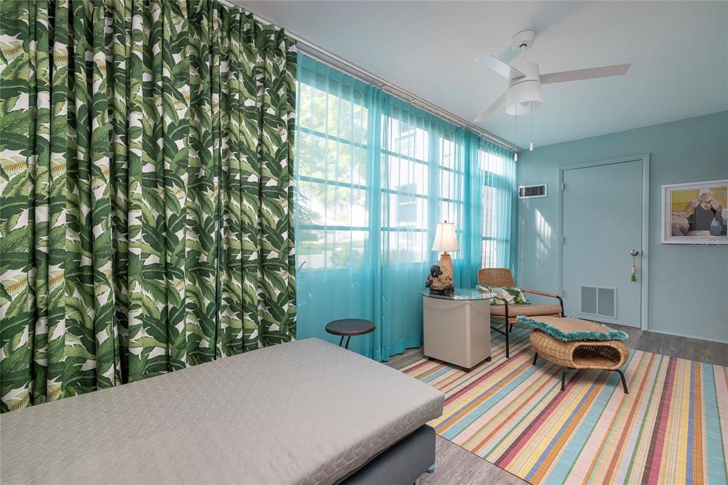 Active With Contract: $159,900 (2 beds, 2 baths, 970 Square Feet)