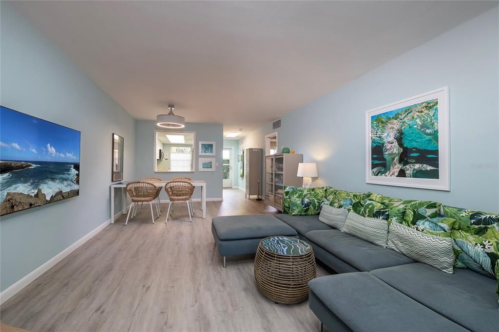 Active With Contract: $159,900 (2 beds, 2 baths, 970 Square Feet)