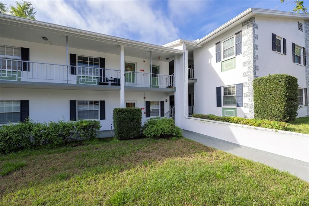 Active With Contract: $159,900 (2 beds, 2 baths, 970 Square Feet)