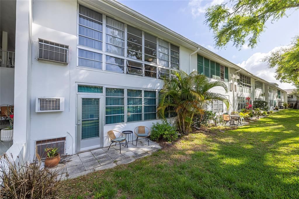 Active With Contract: $159,900 (2 beds, 2 baths, 970 Square Feet)