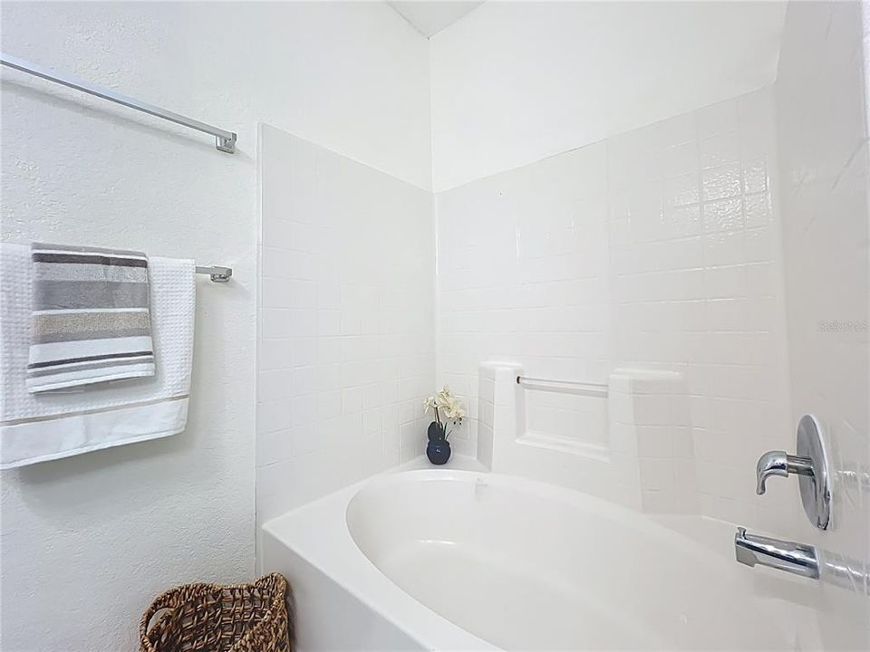 Active With Contract: $225,000 (3 beds, 2 baths, 1282 Square Feet)